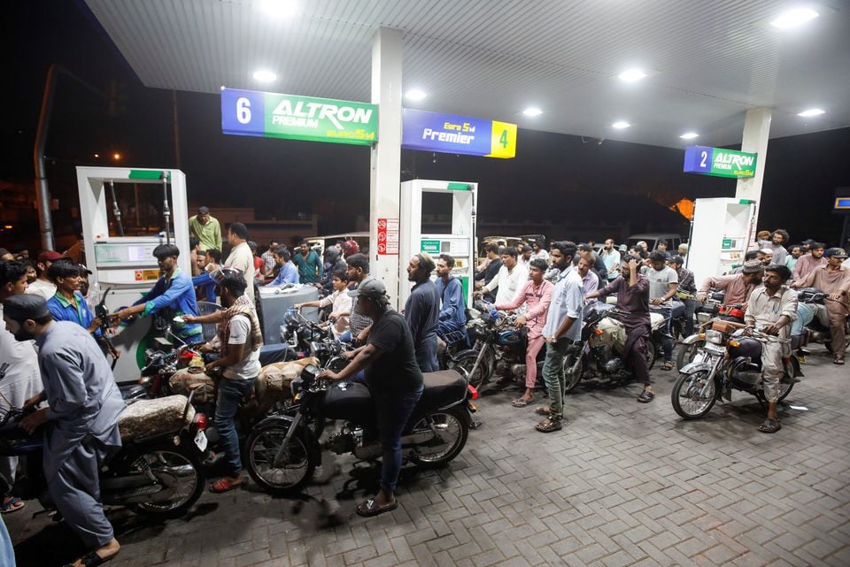 Petroleum dealers, govt agree on margins after marathon talks